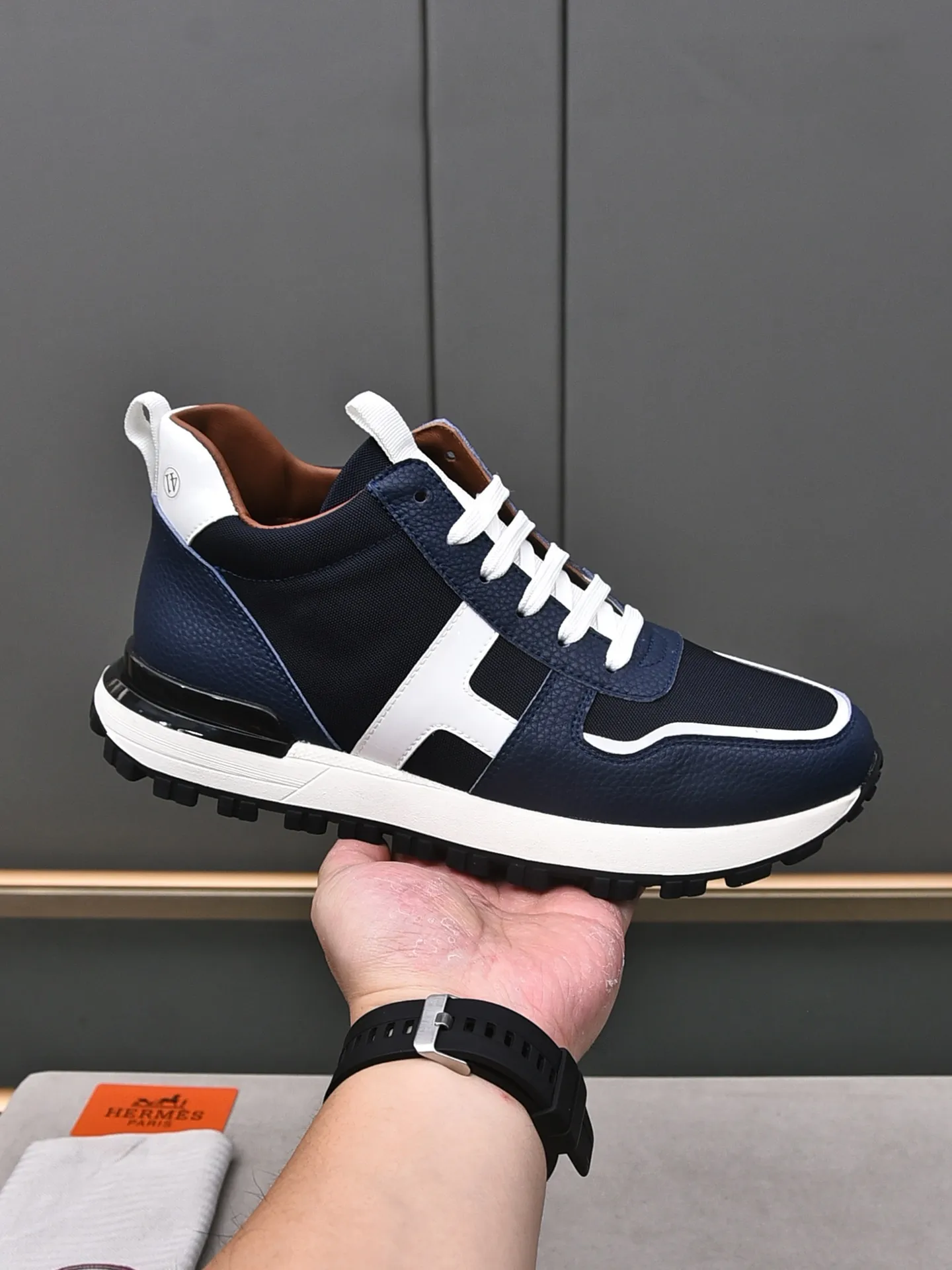 📛📛📛PPP480 (Hermes high-top)🆕Men's color-blocked sneakers, decorated with textured calfskin details. Spliced ​​with original cowhide, this shoe draws inspiration from the equestrian world, integrating technical details and practical functions. Breathable sheep lining, rubber wear-resistant outsole, high-end quality, every detail is perfectly combined! Size: 38-44 (45 can be customized)